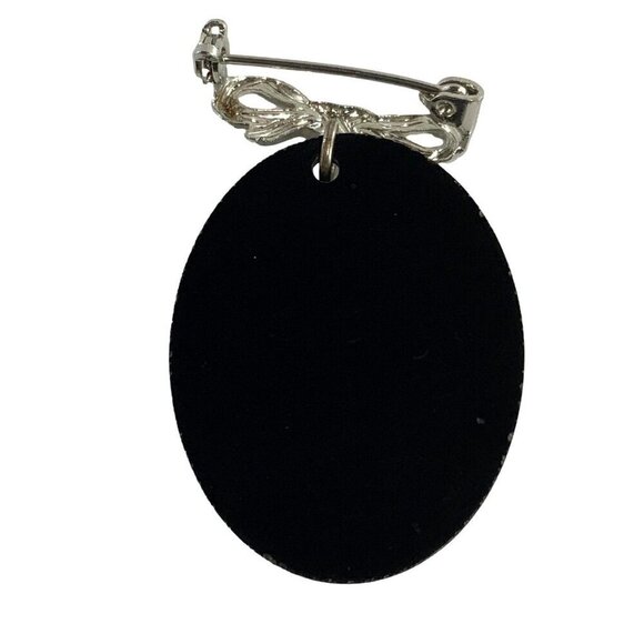 Vintage Cameo Brooch Pin With Bow Design & Black Acrylic Oval Base - Picture 2 of 4